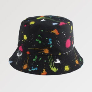 gorro bucket hat negro con manchas de colores